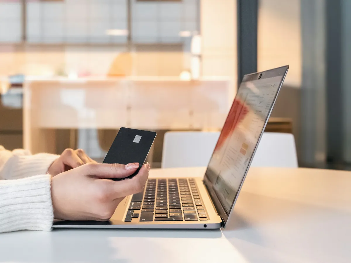 Vásárló laptopon fizet egy webshopban
